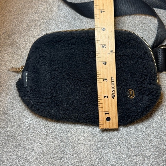 Lululemon Everywhere Belt Bag Black Fleece with Gold Hardware 1L EUC - Picture 13 of 13